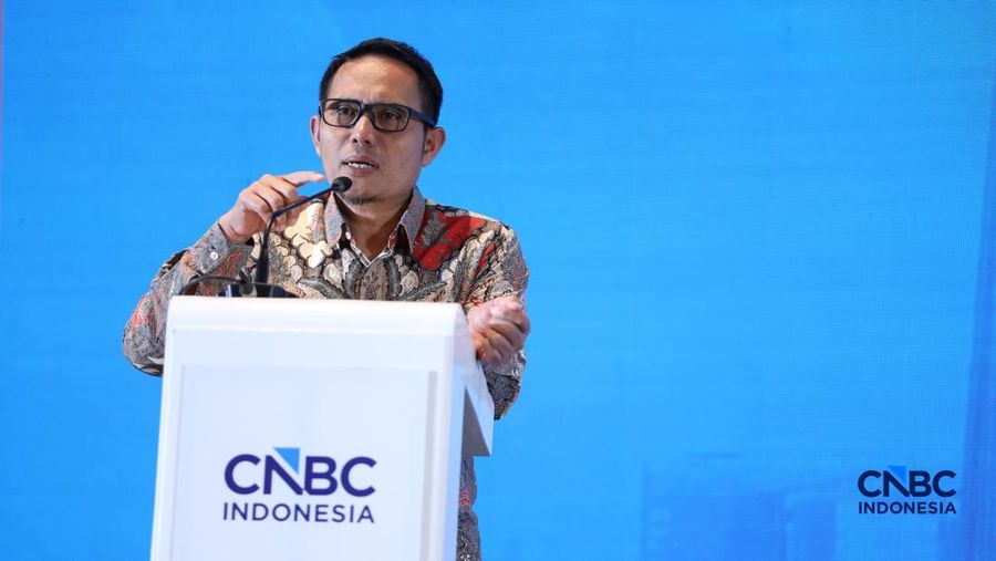 Direktur CORE Indonesia, Mohammad Faisal memberi pemaparan dalam acara Central Banking Forum 2026, di Grand Ballroom Hotel Mandarin Oriental, Jakarta, Senin (13/4/2026). (CNBC Indonesia/Tri Susilo)