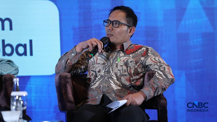 Direktur CORE Indonesia, Mohammad Faisal memberi pemaparan dalam acara Central Banking Forum 2026, di Grand Ballroom Hotel Mandarin Oriental, Jakarta, Senin (13/4/2026). (CNBC Indonesia/Tri Susilo)