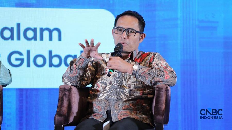 Direktur CORE Indonesia, Mohammad Faisal memberi pemaparan dalam acara Central Banking Forum 2026, di Grand Ballroom Hotel Mandarin Oriental, Jakarta, Senin (13/4/2026). (CNBC Indonesia/Tri Susilo)