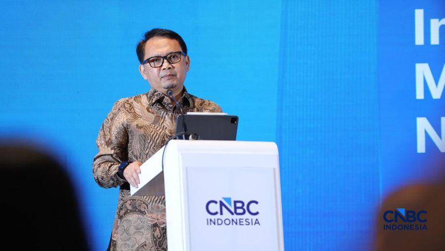 Direktur Strategi Stabilisasi Ekonomi DJSEF Kementerian Keuangan, Noor Faisal Achmad memberi pemaparan dalam acara Central Banking Forum 2026, di Grand Ballroom Hotel Mandarin Oriental, Jakarta, Senin (13/4/2026). (CNBC Indonesia/Tri Susilo)