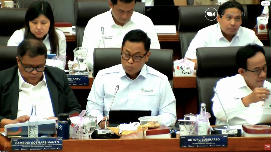 Direktur Utama PT Aneka Tambang Tbk (Antam), Letjen TNI (Purn.) Untung Budiharto saa mengikuti Rapat Dengar Pendapat (RDP) dengan Komisi XII DPR RI di Komplek Parlemen, Jakarta, Senin (13/4/2026). (Tangkapan Layar Youtube/TVR Parlemen)