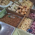 Harga beberapa sembako di Pasar Minggu, Jakarta Selatan terpantau cenderung normal pada Senin (13/4/2026). (CNBC Indonesia/Chandra Dwi Pranata )