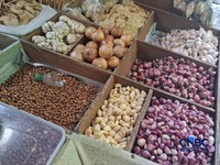 Harga beberapa sembako di Pasar Minggu, Jakarta Selatan terpantau cenderung normal pada Senin (13/4/2026). (CNBC Indonesia/Chandra Dwi Pranata )