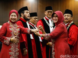 Video Anwar Usman Tiba-tiba Lemas Usai Wisuda Purnabakti di MK