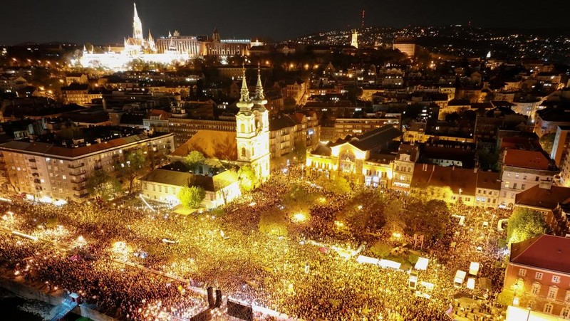 Peter Magyar, leader of the opposition Tisza party, and other officials celebrate following the partial results of the parliamentary election, in Budapest, Hungary, April 12, 2026. REUTERS/Marton Monus     TPX IMAGES OF THE DAY
