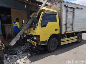 Truk Oleng Tabrak 5 Motor Parkir Milik LC Karaoke di Kartasura