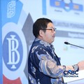 Kepala Departemen Pengelolaan Moneter dan Aset Sekuritas (DPMA) Bank Indonesia, Erwin Gunawan Hutapea memberi pemaparan dalam acara Central Banking Forum 2026, di Grand Ballroom Hotel Mandarin Oriental, Jakarta, Senin (13/4/2026). (CNBC Indonesia/Tri