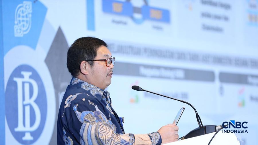 Kepala Departemen Pengelolaan Moneter dan Aset Sekuritas (DPMA) Bank Indonesia, Erwin Gunawan Hutapea memberi pemaparan dalam acara Central Banking Forum 2026, di Grand Ballroom Hotel Mandarin Oriental, Jakarta, Senin (13/4/2026). (CNBC Indonesia/Tri