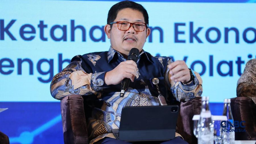 Kepala Departemen Pengelolaan Moneter dan Aset Sekuritas (DPMA) Bank Indonesia, Erwin Gunawan Hutapea memberi pemaparan dalam acara Central Banking Forum 2026, di Grand Ballroom Hotel Mandarin Oriental, Jakarta, Senin (13/4/2026). (CNBC Indonesia/Tri Susilo)