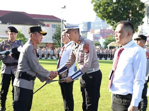 Kapolda Sumsel Beri Penghargaan ke 48 Personel Berprestasi