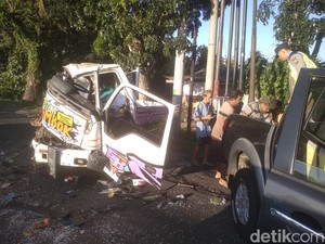 Sopir Ngantuk, Pikap Hantam Truk di Jalur Denpasar-Gilimanuk