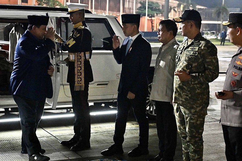Menjelang tengah malam, Minggu (12/04/2026), Wakil Presiden (Wapres) Gibran Rakabuming melepas keberangkatan kunjungan Presiden Prabowo Subianto ke Moskow, Federasi Rusia. Kunjungan ini sebagai bagian dari upaya memperkuat kerja sama strategis di tengah dinamika global yang terus berkembang. (Biro Pers Sekretariat Wapres RI)