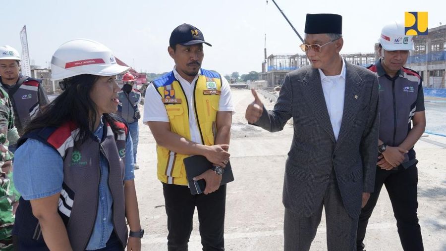 Menteri Pekerjaan Umum (PU) Dody Hanggodo meninjau progres pembangunan Sekolah Rakyat (SR) Tahap II di Kota Surabaya, Jawa Timur, Minggu 12/04 (Dok Waskita Karya)