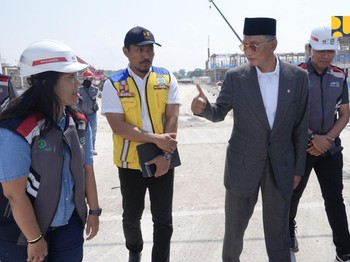 Menteri Pekerjaan Umum (PU) Dody Hanggodo meninjau progres pembangunan Sekolah Rakyat (SR) Tahap II di Kota Surabaya, Jawa Timur, Minggu 12/04 (Dok Waskita Karya)
