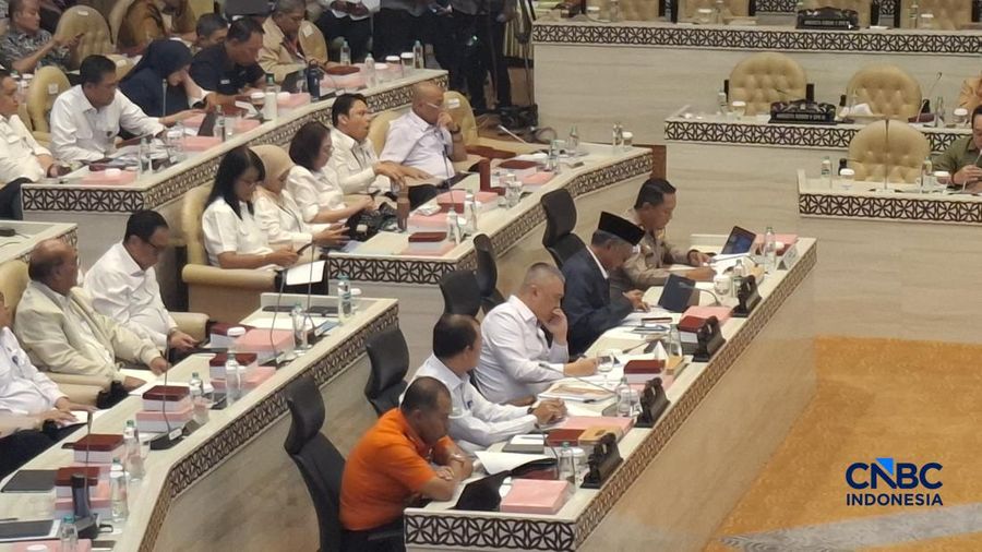 Menteri Perhubungan (Menhub) Dudy Purwagandhi dalam rapat kerja (raker) bersama Komisi V DPR RI, Senin (13/4/2026). (CNBC Indonesia/Chandra Dwi Pranata)