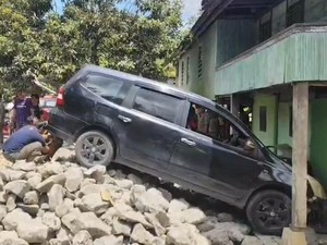 Mobil ASN Satpol PP Enrekang Lepas Kendali-Tabrak Tumpukan Batu