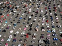 'Lautan' Sepatu Tiba-Tiba Muncul di Amsterdam, Kenang Anak-Anak Gaza 