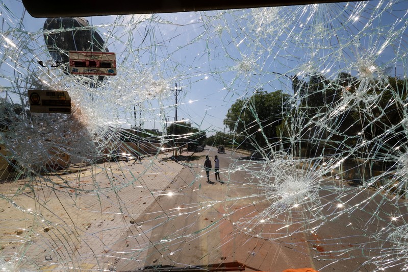 Aksi protes pekerja pabrik di kawasan industri Noida, pinggiran ibu kota India, memanas pada Senin (13/4) setelah memasuki hari keempat. (Tangkapan Layar Video Reuters/ANI)