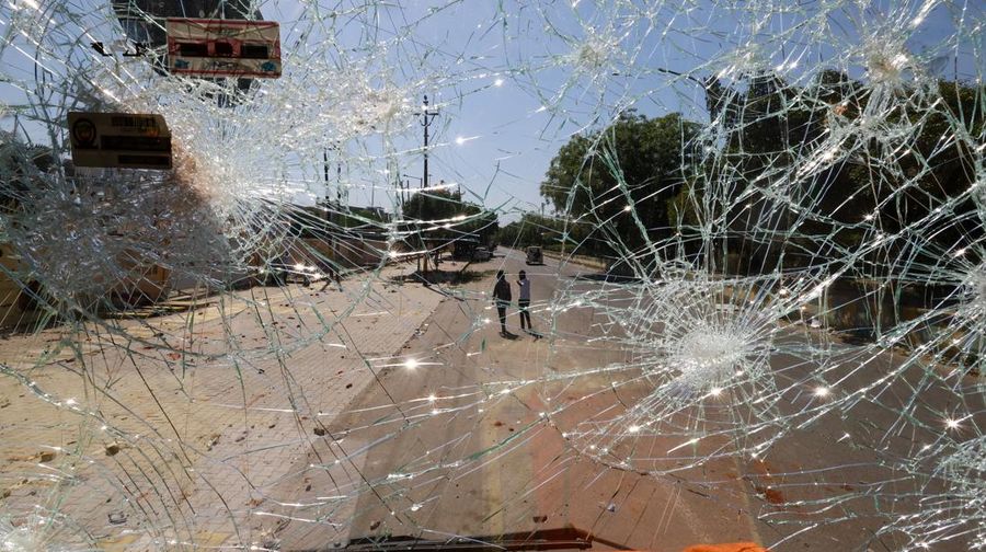 Aksi protes pekerja pabrik di kawasan industri Noida, pinggiran ibu kota India, memanas pada Senin (13/4) setelah memasuki hari keempat. (Tangkapan Layar Video Reuters/ANI)