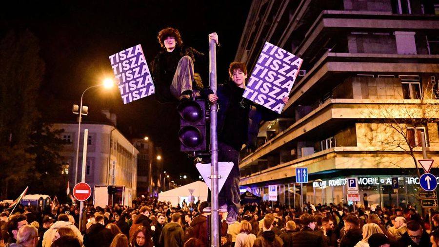 Sebuah tayangan drone menunjukkan orang-orang berkumpul untuk merayakan kemenangan di seberang Sungai Danube dari gedung Parlemen, setelah hasil sebagian pemilihan parlemen diumumkan, di Budapest, Hongaria, 12 April 2026. (REUTERS/Stringer)