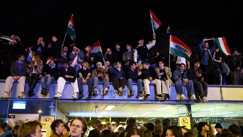 Sebuah tayangan drone menunjukkan orang-orang berkumpul untuk merayakan kemenangan di seberang Sungai Danube dari gedung Parlemen, setelah hasil sebagian pemilihan parlemen diumumkan, di Budapest, Hongaria, 12 April 2026. (REUTERS/Stringer)