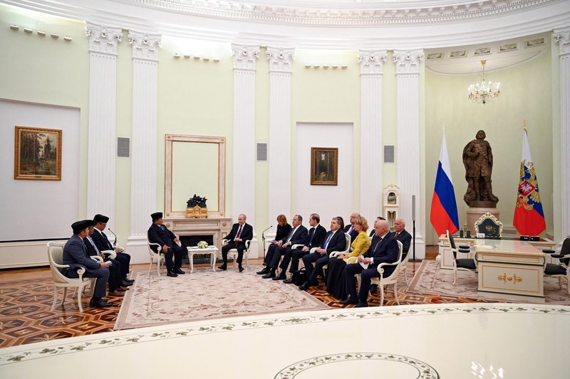 Para anggota delegasi, yang dipimpin oleh Presiden Rusia Vladimir Putin dan Presiden Indonesia Prabowo Subianto, mengadakan pembicaraan di Kremlin di Moskow, Rusia, 13 April 2026. (Igor Ivanko/Pool via REUTERS)