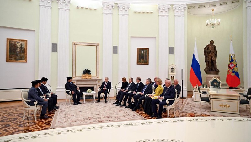 Para anggota delegasi, yang dipimpin oleh Presiden Rusia Vladimir Putin dan Presiden Indonesia Prabowo Subianto, mengadakan pembicaraan di Kremlin di Moskow, Rusia, 13 April 2026. (Igor Ivanko/Pool via REUTERS)