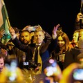 Peter Magyar, pemimpin partai oposisi Tisza, mengangkat bendera Hungaria saat merayakan kemenangan setelah Perdana Menteri Hungaria Viktor Orban mengakui kekalahan dalam pemilihan parlemen, di Budapest, Hungaria, 12 April 2026. (REUTERS/Leonhard Foeg