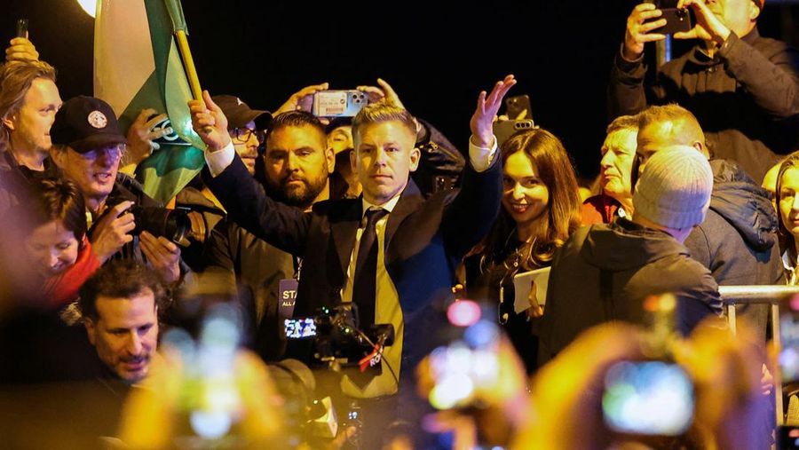 Sebuah tayangan drone menunjukkan orang-orang berkumpul untuk merayakan kemenangan di seberang Sungai Danube dari gedung Parlemen, setelah hasil sebagian pemilihan parlemen diumumkan, di Budapest, Hongaria, 12 April 2026. (REUTERS/Stringer)