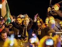 Peter Magyar, pemimpin partai oposisi Tisza, mengangkat bendera Hungaria saat merayakan kemenangan setelah Perdana Menteri Hungaria Viktor Orban mengakui kekalahan dalam pemilihan parlemen, di Budapest, Hungaria, 12 April 2026. (REUTERS/Leonhard Foeg