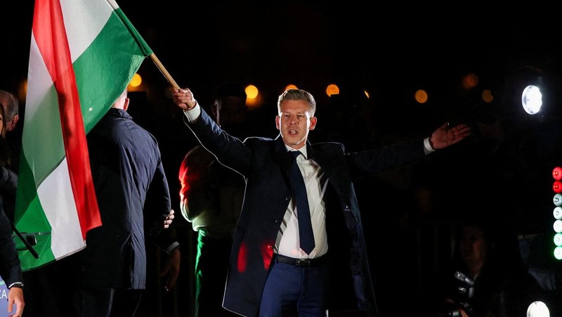 Sebuah tayangan drone menunjukkan orang-orang berkumpul untuk merayakan kemenangan di seberang Sungai Danube dari gedung Parlemen, setelah hasil sebagian pemilihan parlemen diumumkan, di Budapest, Hongaria, 12 April 2026. (REUTERS/Stringer)