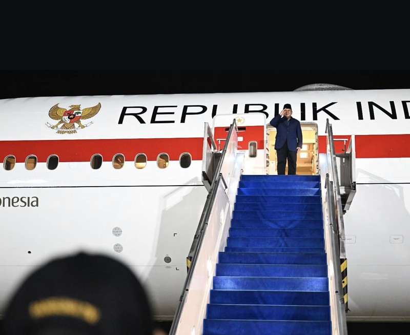 Menjelang tengah malam, Minggu (12/04/2026), Wakil Presiden (Wapres) Gibran Rakabuming melepas keberangkatan kunjungan Presiden Prabowo Subianto ke Moskow, Federasi Rusia. Kunjungan ini sebagai bagian dari upaya memperkuat kerja sama strategis di tengah dinamika global yang terus berkembang. (Biro Pers Sekretariat Wapres RI)