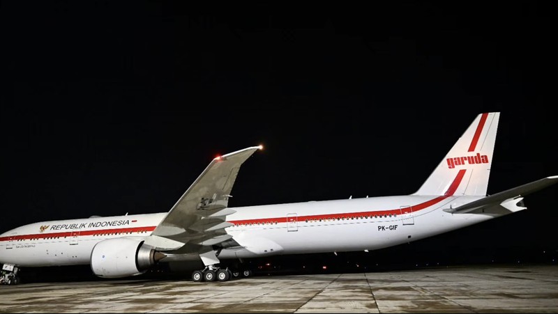 Menjelang tengah malam, Minggu (12/04/2026), Wakil Presiden (Wapres) Gibran Rakabuming melepas keberangkatan kunjungan Presiden Prabowo Subianto ke Moskow, Federasi Rusia. Kunjungan ini sebagai bagian dari upaya memperkuat kerja sama strategis di tengah dinamika global yang terus berkembang. (Biro Pers Sekretariat Wapres RI)