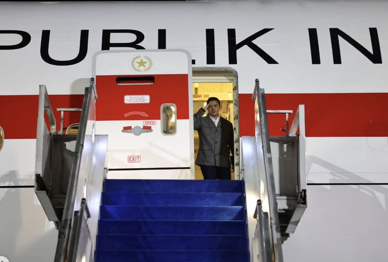 Menjelang tengah malam, Minggu (12/04/2026), Wakil Presiden (Wapres) Gibran Rakabuming melepas keberangkatan kunjungan Presiden Prabowo Subianto ke Moskow, Federasi Rusia. Kunjungan ini sebagai bagian dari upaya memperkuat kerja sama strategis di tengah dinamika global yang terus berkembang. (Biro Pers Sekretariat Wapres RI)