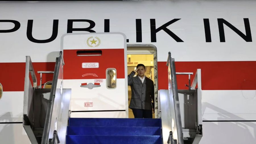 Menjelang tengah malam, Minggu (12/04/2026), Wakil Presiden (Wapres) Gibran Rakabuming melepas keberangkatan kunjungan Presiden Prabowo Subianto ke Moskow, Federasi Rusia. Kunjungan ini sebagai bagian dari upaya memperkuat kerja sama strategis di tengah dinamika global yang terus berkembang. (Biro Pers Sekretariat Wapres RI)