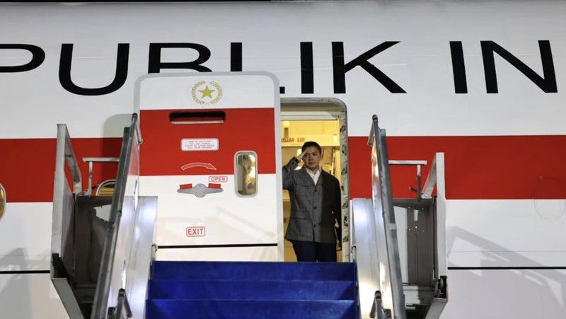 Menjelang tengah malam, Minggu (12/04/2026), Wakil Presiden (Wapres) Gibran Rakabuming melepas keberangkatan kunjungan Presiden Prabowo Subianto ke Moskow, Federasi Rusia. Kunjungan ini sebagai bagian dari upaya memperkuat kerja sama strategis di tengah dinamika global yang terus berkembang. (Biro Pers Sekretariat Wapres RI)