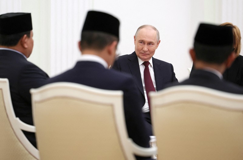 Para anggota delegasi, yang dipimpin oleh Presiden Rusia Vladimir Putin dan Presiden Indonesia Prabowo Subianto, mengadakan pembicaraan di Kremlin di Moskow, Rusia, 13 April 2026. (Igor Ivanko/Pool via REUTERS)
