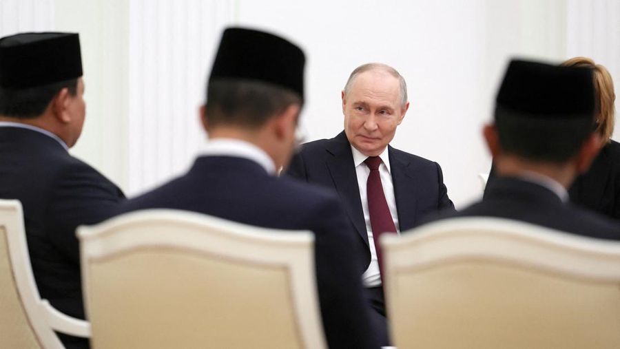 Para anggota delegasi, yang dipimpin oleh Presiden Rusia Vladimir Putin dan Presiden Indonesia Prabowo Subianto, mengadakan pembicaraan di Kremlin di Moskow, Rusia, 13 April 2026. (Igor Ivanko/Pool via REUTERS)