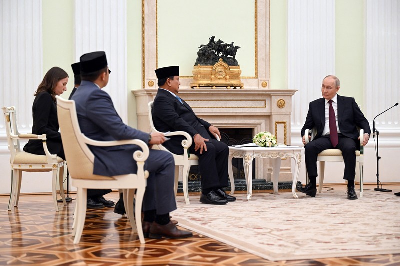 Para anggota delegasi, yang dipimpin oleh Presiden Rusia Vladimir Putin dan Presiden Indonesia Prabowo Subianto, mengadakan pembicaraan di Kremlin di Moskow, Rusia, 13 April 2026. (Igor Ivanko/Pool via REUTERS)