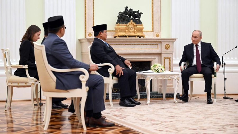 Para anggota delegasi, yang dipimpin oleh Presiden Rusia Vladimir Putin dan Presiden Indonesia Prabowo Subianto, mengadakan pembicaraan di Kremlin di Moskow, Rusia, 13 April 2026. (Igor Ivanko/Pool via REUTERS)