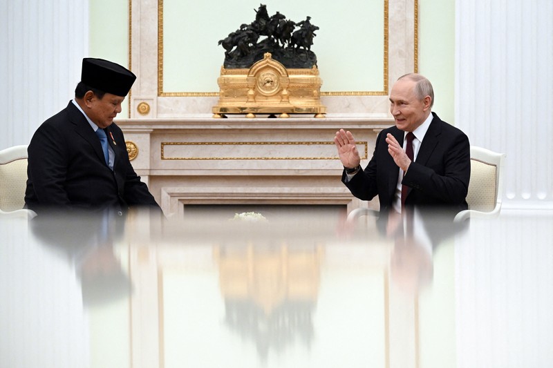 Para anggota delegasi, yang dipimpin oleh Presiden Rusia Vladimir Putin dan Presiden Indonesia Prabowo Subianto, mengadakan pembicaraan di Kremlin di Moskow, Rusia, 13 April 2026. (Igor Ivanko/Pool via REUTERS)
