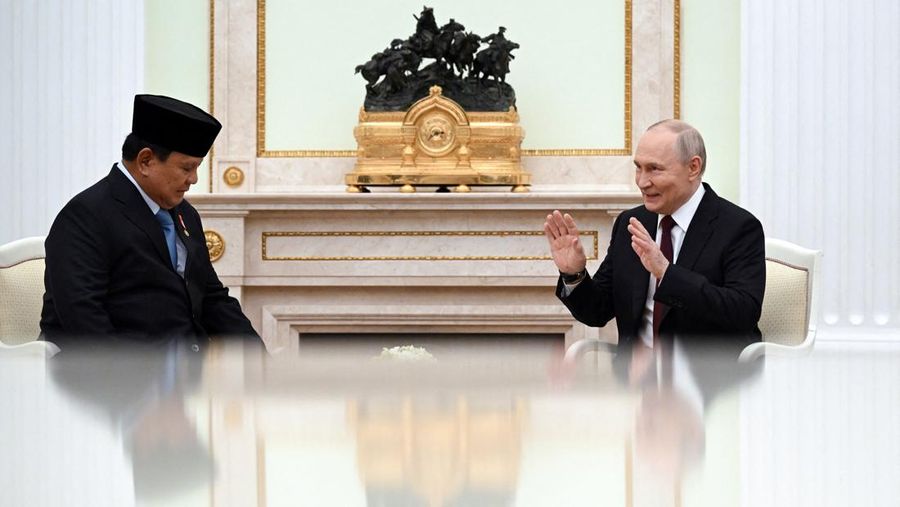 Para anggota delegasi, yang dipimpin oleh Presiden Rusia Vladimir Putin dan Presiden Indonesia Prabowo Subianto, mengadakan pembicaraan di Kremlin di Moskow, Rusia, 13 April 2026. (Igor Ivanko/Pool via REUTERS)