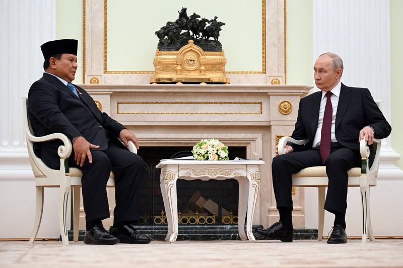 Para anggota delegasi, yang dipimpin oleh Presiden Rusia Vladimir Putin dan Presiden Indonesia Prabowo Subianto, mengadakan pembicaraan di Kremlin di Moskow, Rusia, 13 April 2026. (Igor Ivanko/Pool via REUTERS)