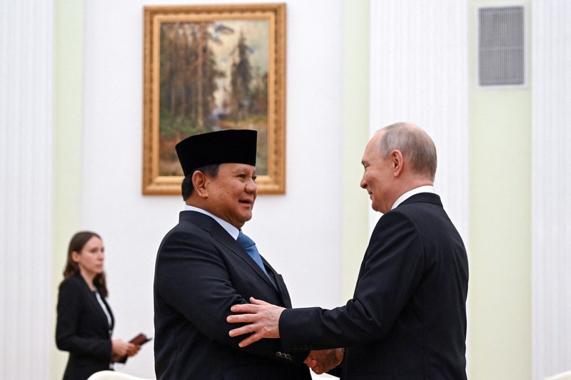 Para anggota delegasi, yang dipimpin oleh Presiden Rusia Vladimir Putin dan Presiden Indonesia Prabowo Subianto, mengadakan pembicaraan di Kremlin di Moskow, Rusia, 13 April 2026. (Igor Ivanko/Pool via REUTERS)