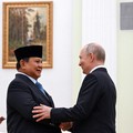 Presiden Rusia Vladimir Putin menyapa Presiden Indonesia Prabowo Subianto saat pertemuan di Kremlin, Moskow, Rusia, 13 April 2026. (Igor Ivanko/Pool via REUTERS)