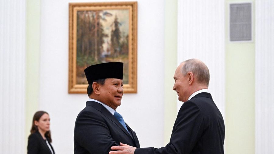 Para anggota delegasi, yang dipimpin oleh Presiden Rusia Vladimir Putin dan Presiden Indonesia Prabowo Subianto, mengadakan pembicaraan di Kremlin di Moskow, Rusia, 13 April 2026. (Igor Ivanko/Pool via REUTERS)
