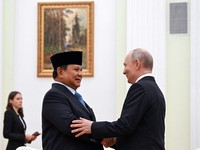 Presiden Rusia Vladimir Putin menyapa Presiden Indonesia Prabowo Subianto saat pertemuan di Kremlin, Moskow, Rusia, 13 April 2026. (Igor Ivanko/Pool via REUTERS)