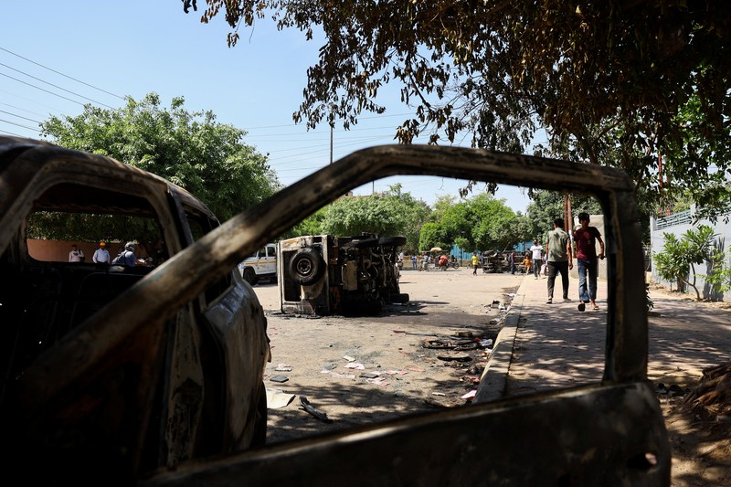 Aksi protes pekerja pabrik di kawasan industri Noida, pinggiran ibu kota India, memanas pada Senin (13/4) setelah memasuki hari keempat. (Tangkapan Layar Video Reuters/ANI)