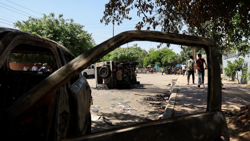Aksi protes pekerja pabrik di kawasan industri Noida, pinggiran ibu kota India, memanas pada Senin (13/4) setelah memasuki hari keempat. (Tangkapan Layar Video Reuters/ANI)