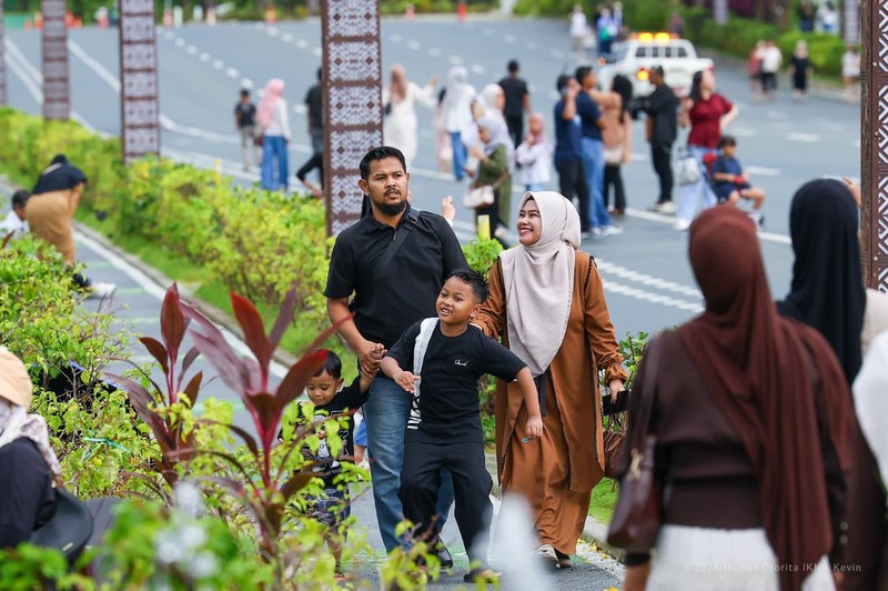 Sejumlah warga melihat langsung perkembangan Ibu Kota Nusantara di berbagai ruang publik. (Dok. Humas Otorita IKN)